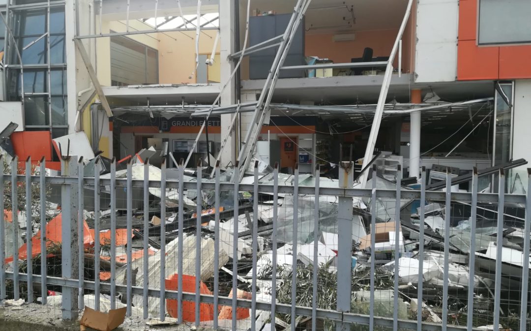 Maltempo in Calabria, tromba d’aria nel Catanzarese  Allagamenti e tetti scoperchiati, bloccata la statale 106