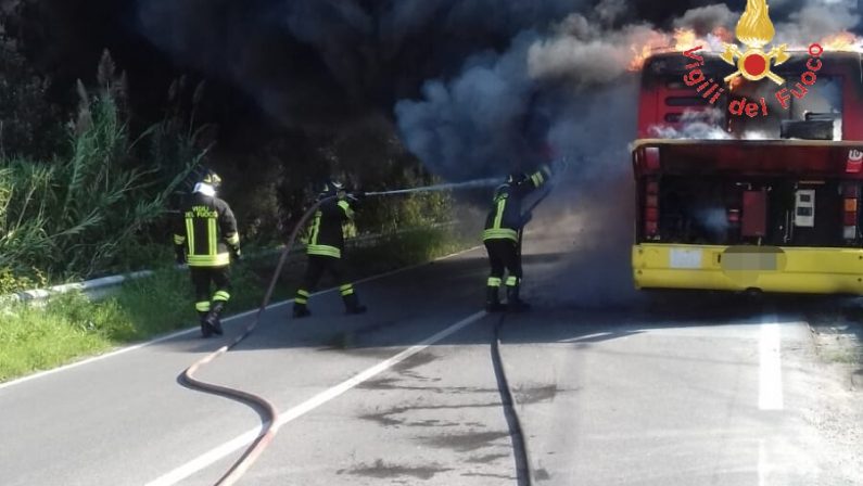 FOTO - Autobus dell'Amc in fiamme a Catanzaro