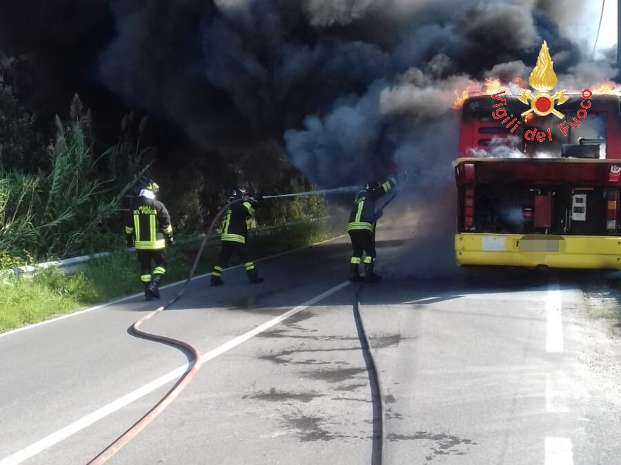 FOTO – Autobus Amc in fiamme a Catanzaro