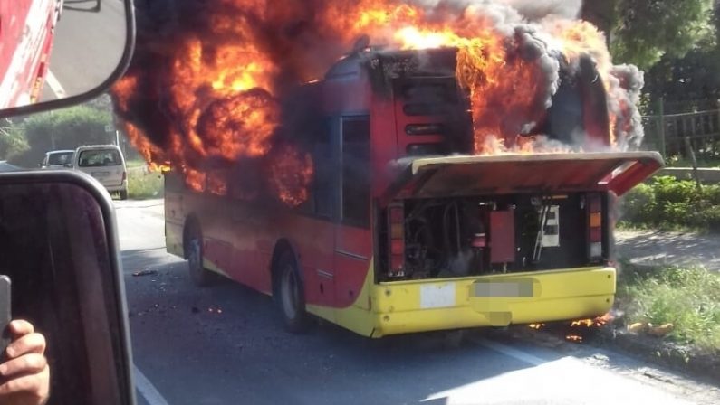 Autobus dell’Amc in fiamme per strada a Catanzaro  Autista scende in tempo, l’automezzo è distrutto