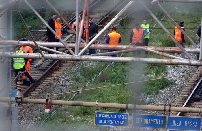 Napoli-Salerno, rogo in galleria ferroviaria: feriti 5 operai. Uno è grave
