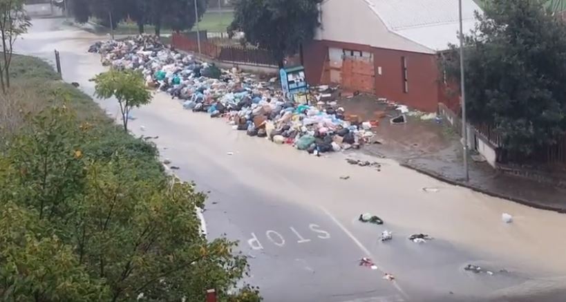 I rifiuti che invadono le strade di Lamezia Terme