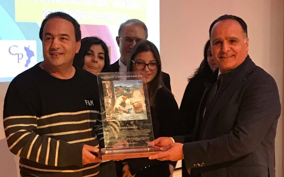 Mimmo Lucano ritira il premio a Vibo
