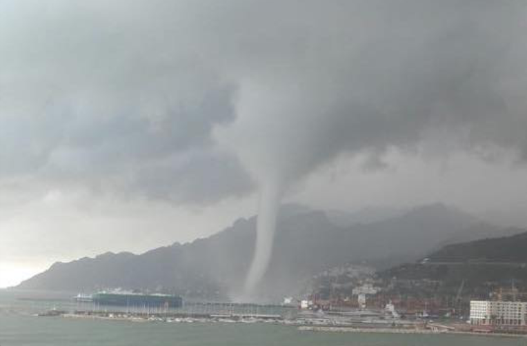 Maltempo, tromba marina a Salerno: paura al porto. Nuova perturbazione nel week end