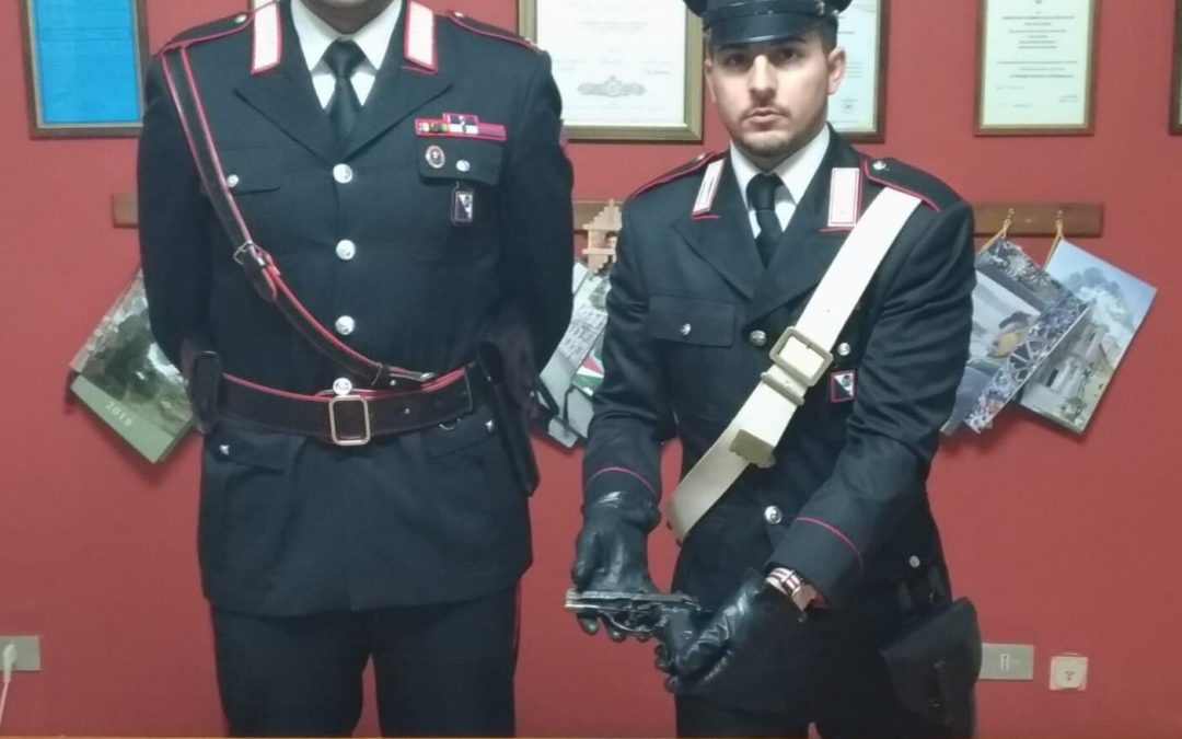 La pistola e le munizioni sequestrate
