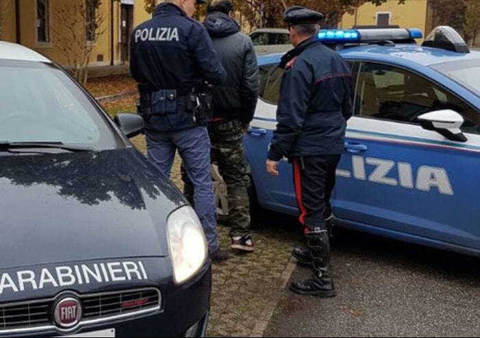 Carabinieri multano poliziotti: erano assembrati in un bar