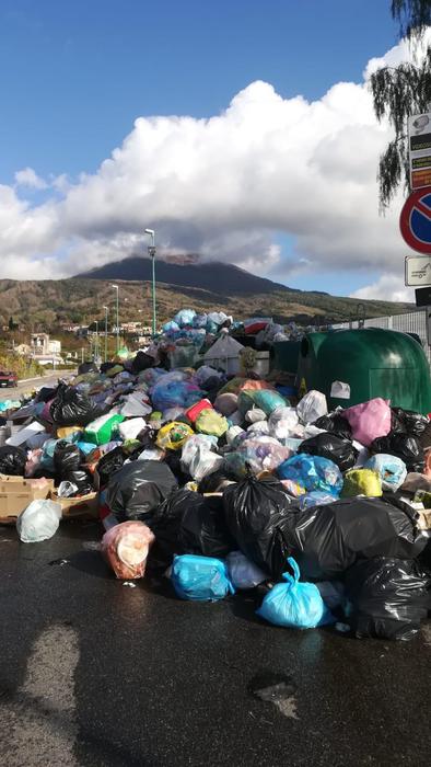 Emergenza rifiuti, De Luca lancia un appello ai sindaci: reperiti i siti di stoccaggio
