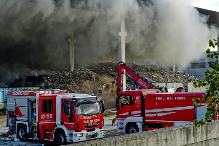 Incendio allo Stir di Caserta, si profila l'ipotesi dolosa: arriva Costa