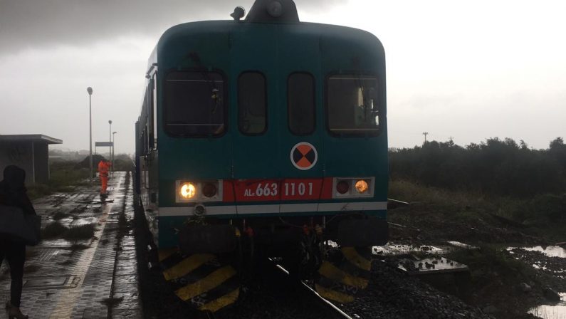 Maltempo, riaperta la circolazione ferroviariaRisolti gli smottamenti tra Crotone e Catanzaro