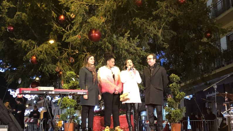 Acceso l'albero di Natale della città di CosenzaCresce l'attesa per i nomi del concerto di Capodanno