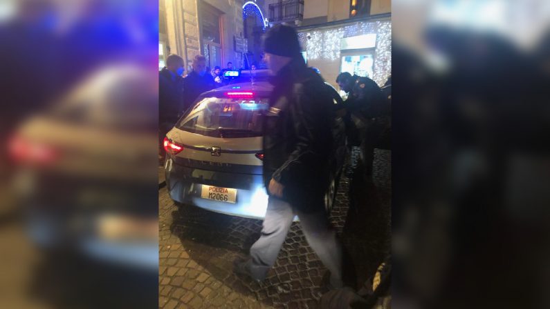 Catanzaro, fa irruzione in un bar armata di una bottiglia e aggredisce un uomo, bloccata