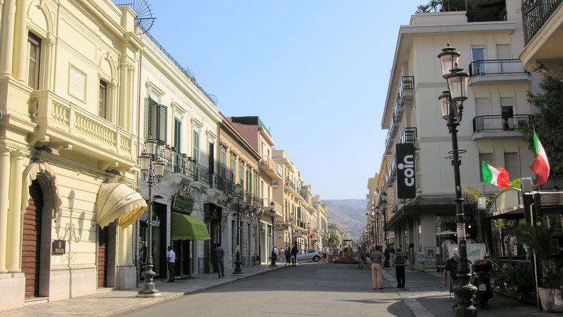 Rapine e scippi in centro a Reggio Calabria, due arresti