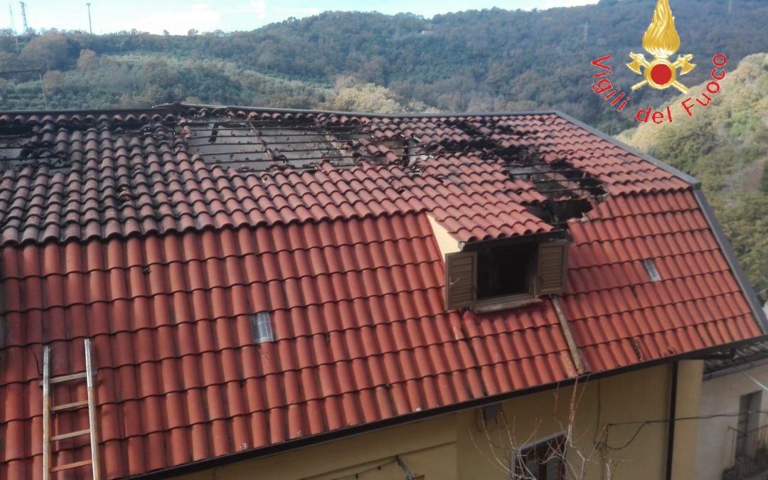 La casa danneggiata dall'incendio