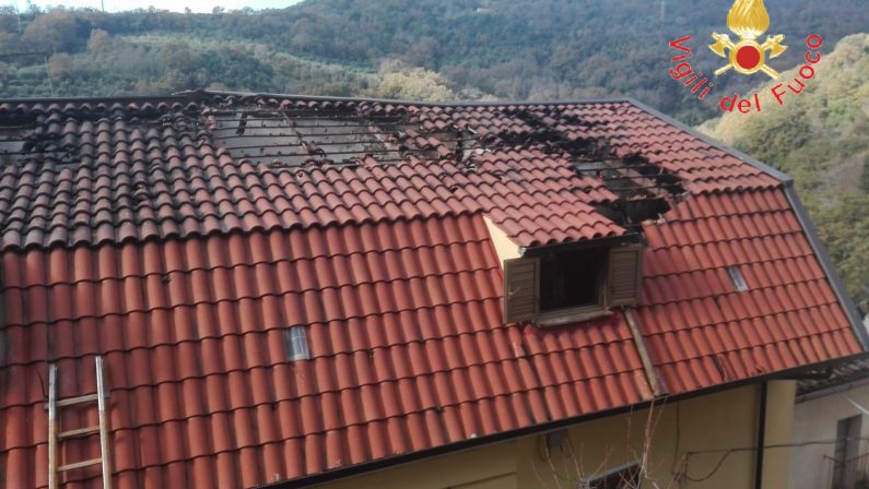 Incendio divampa in una casa a Feroleto AnticoUn uomo trasferito al centro ustionati di Catania