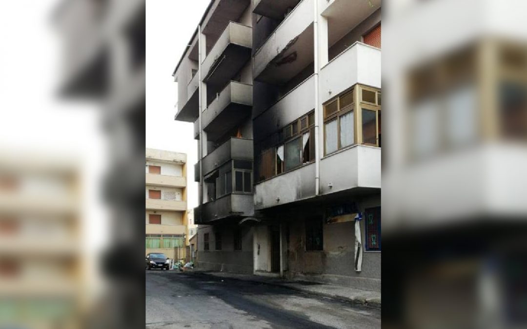 Il palazzo annerito dalle fiamme dell'auto