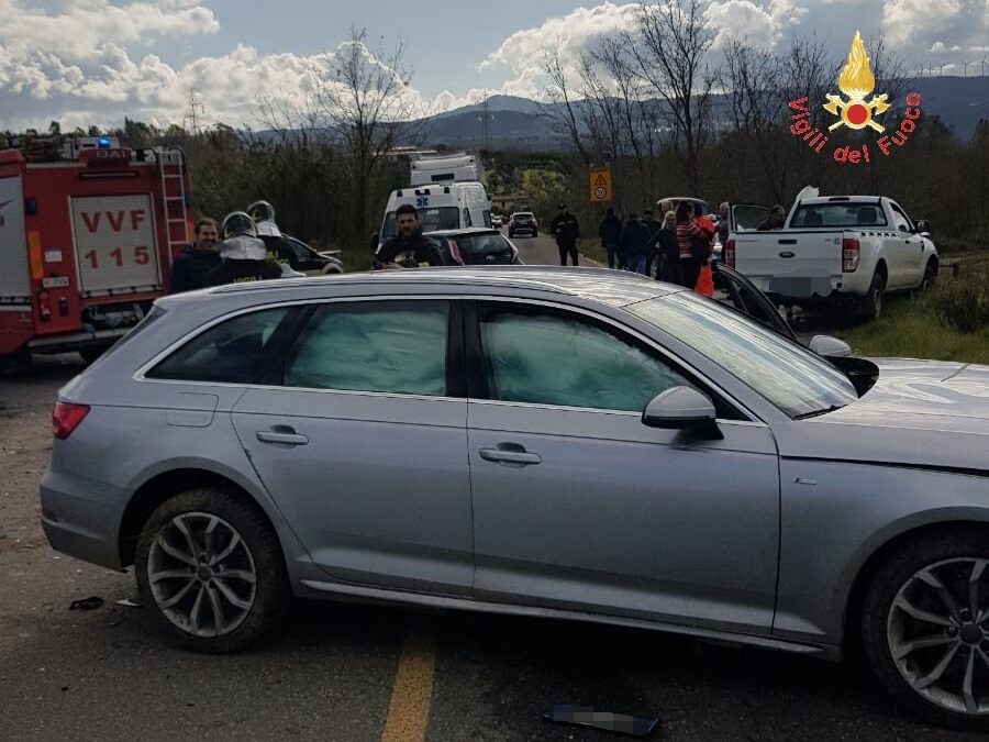 FOTO – Incidente stradale nel Lametino  Tre automobili coinvolte, tre le persone ferite