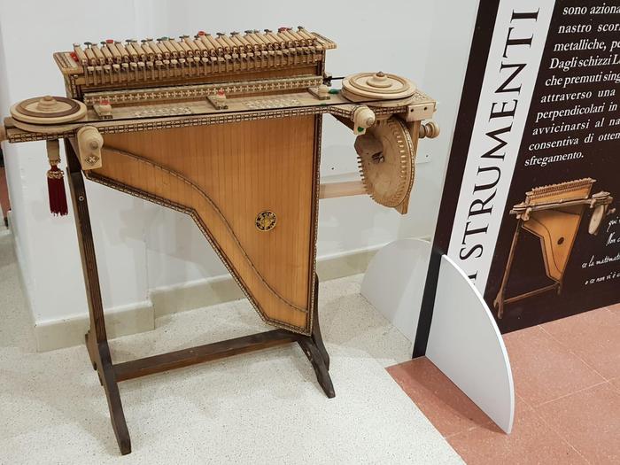FOTO - In mostra a Catanzaro gli strumenti creati dal genio musicale di Leonardo Da Vinci