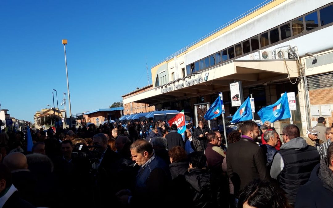 I manifestanti e la polizia schierata alla stazione di Lamezia Terme