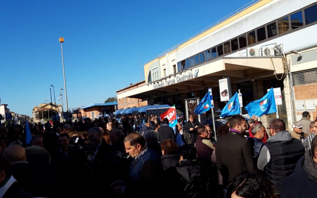 L'occupazione dei binari a Lamezia Terme