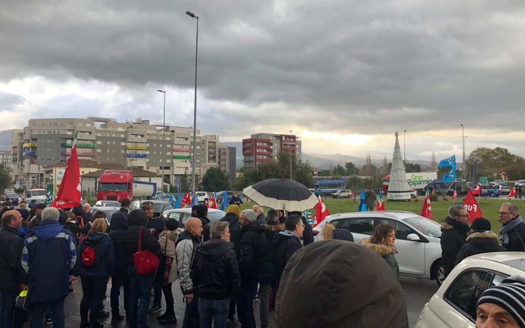 FOTO – Protesta dei precari Lsu-Lpu a Cosenza  Bloccato lo svincolo autostradale Cosenza Nord