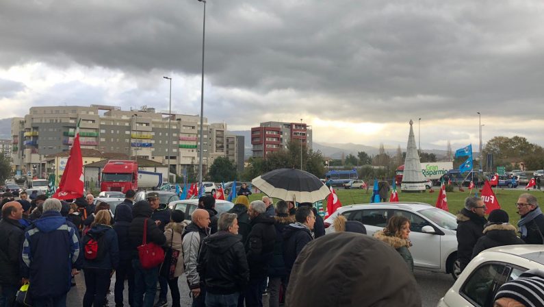 FOTO - Protesta dei precari Lsu-Lpu a CosenzaBloccato lo svincolo autostradale Cosenza Nord