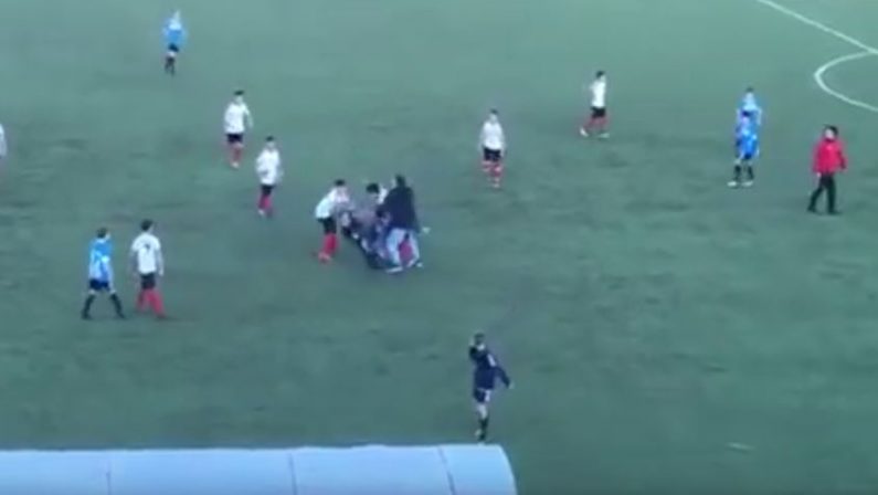 VIDEO - Rissa violenta nel campionato giovanissimiA Paola genitori vengono alle mani in mezzo al campo