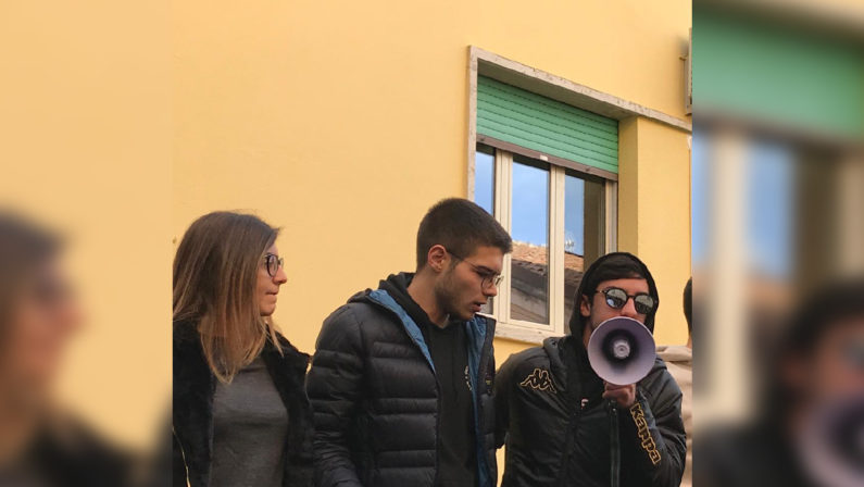 Cornicioni pericolanti, eternit, fumo dall'impianto elettricoManifestazione di protesta degli studenti a Catanzaro