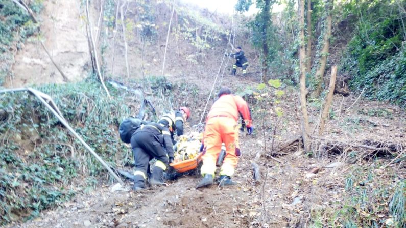 Tenta di uccidersi gettandosi dal cavalcavia dell'A2Recuperata ancora in vita e trasferita in ospedale