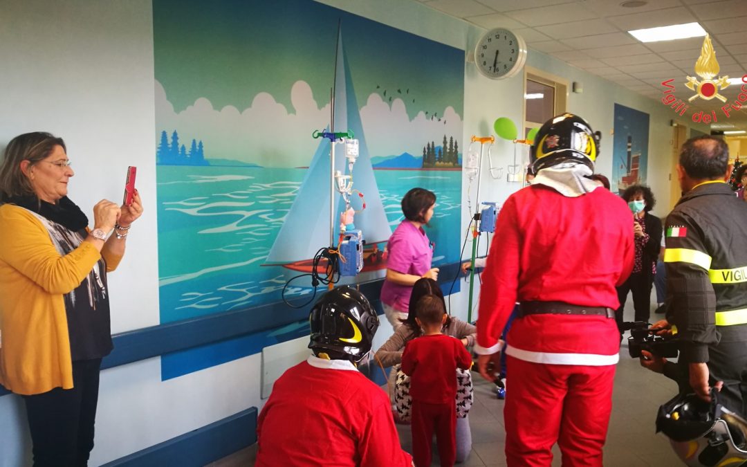 VIDEO – I Vigili del Fuoco in visita al reparto di Oncologia Pediatrica di Catanzaro portano Babbo Natale in autoscala