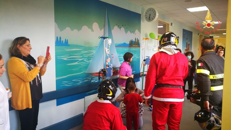 VIDEO - I Vigili del Fuoco in visita al reparto di Oncologia Pediatrica di Catanzaro portano Babbo Natale in autoscala