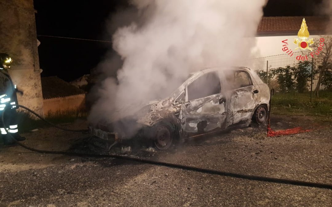 L'auto distrutta dalle fiamme