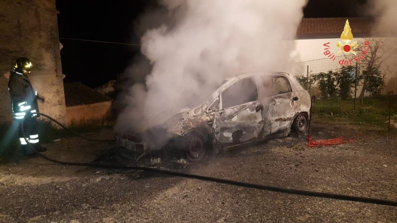 Auto in fiamme nella notte nel CatanzareseDisagi per i residenti, indagini sulle cause 