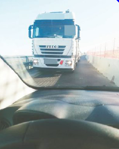 Scontro auto-Tir evitato per un soffio al semaforo del viadotto Scescio