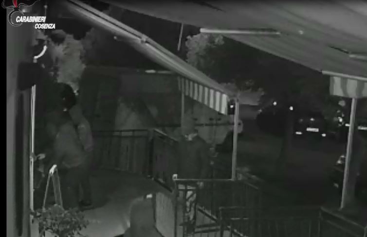 VIDEO – Le immagini dei furti con “spaccata” in diversi locali, sgominata banda nel Cosentino