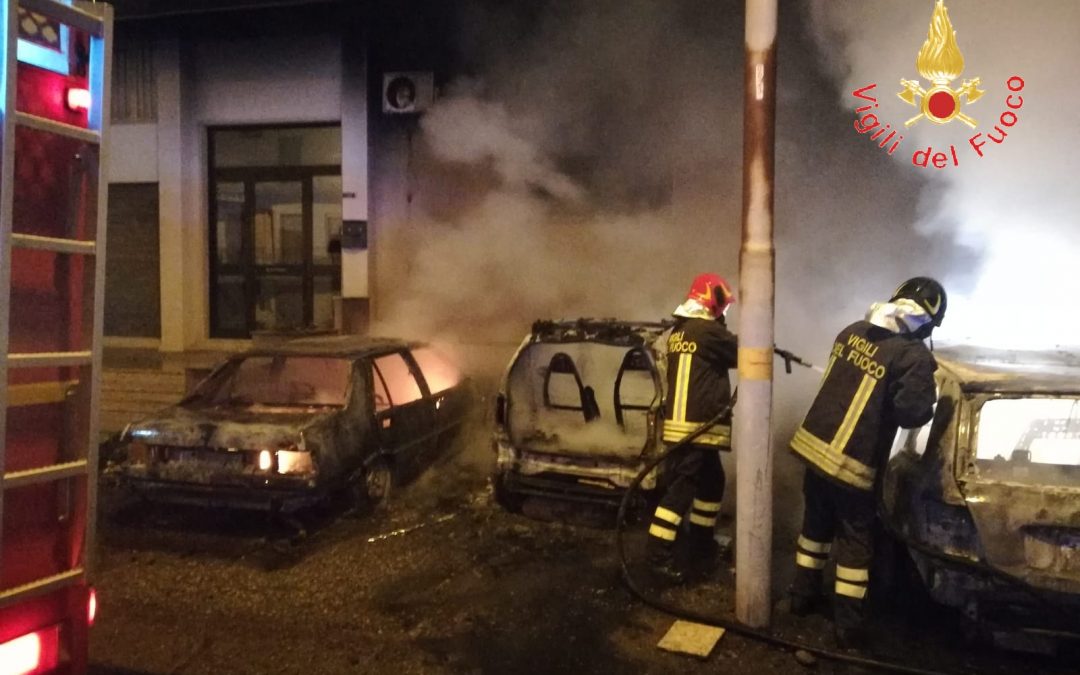 Le autovetture distrutte dall'incendio