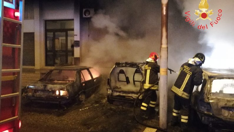 In fiamme quattro auto nella notte nel CatanzareseDanni anche al palazzo adiacente, paura tra i residenti