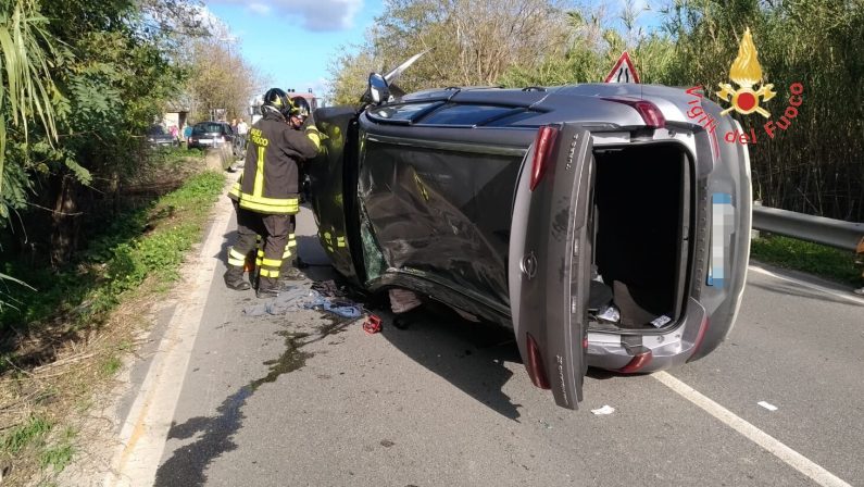 Incidente coinvolge tre auto sulla statale 106Interviene elisoccorso, due feriti nel Catanzarese