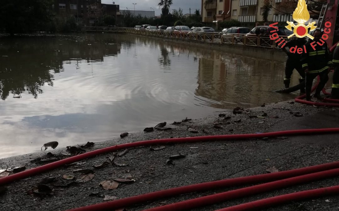 VIDEO – Allagamenti e disagi a Soverato, chiusa anche la strada statale 106
