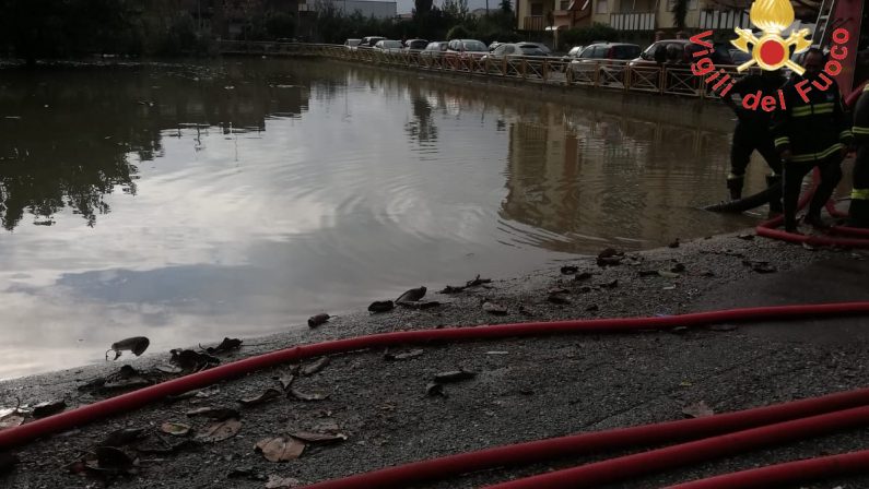 VIDEO - Allagamenti e disagi a Soverato, chiusa anche la strada statale 106