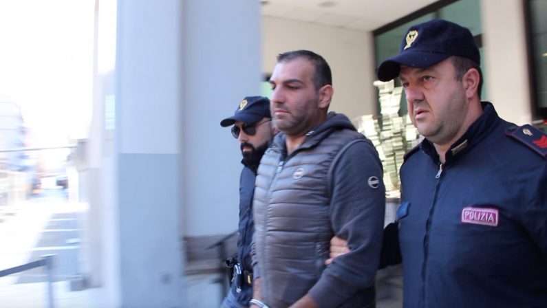 FOTO - Operazione internazionale contro la 'ndrangheta, gli arrestati davanti la Questura di Reggio Calabria