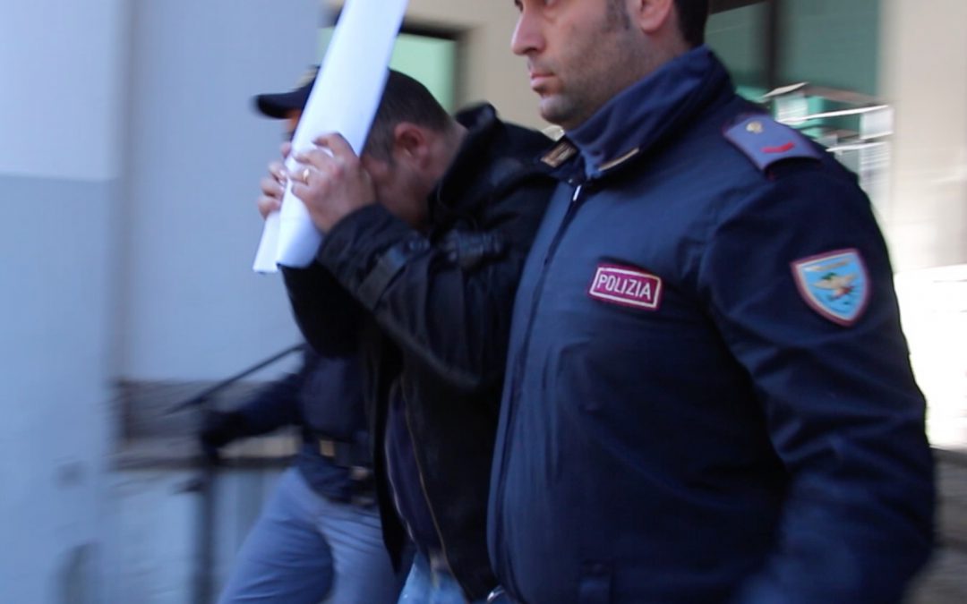 Uno degli arrestati davanti la Questura di Reggio Calabria