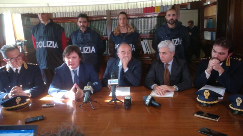 Bloccata una nuova guerra di mafia nel Crotonese
Omicidi organizzati prima di Natale: ventuno fermi
Gratteri: «Non vogliamo criminalizzare la Calabria»