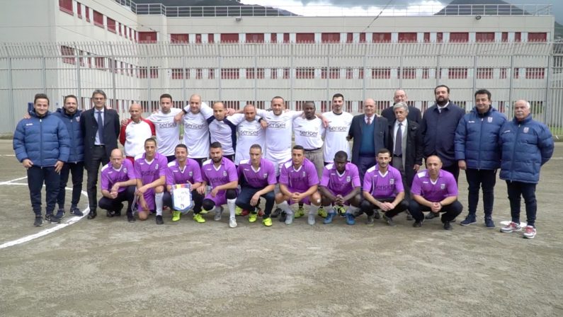 Il sogno della squadra dei detenuti di Paolapresentazione ed esordio nel campionato di calcio a 5
