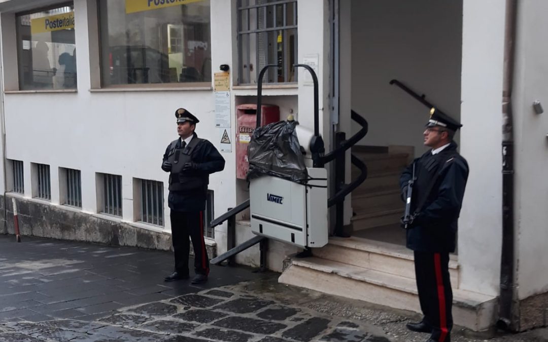 Il presidio dei carabinieri davanti l'ufficio postale di Pizzo