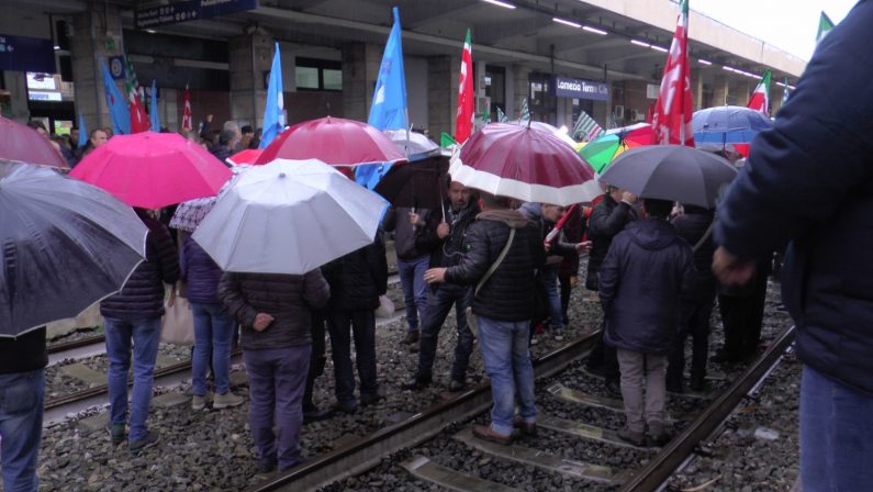 Ex Lsu-Lpu bloccano treni nella stazione di LameziaNessuna risposta dal Governo sulla stabilizzazioneAl presidio anche Oliverio, sindacati e alcuni sindaci