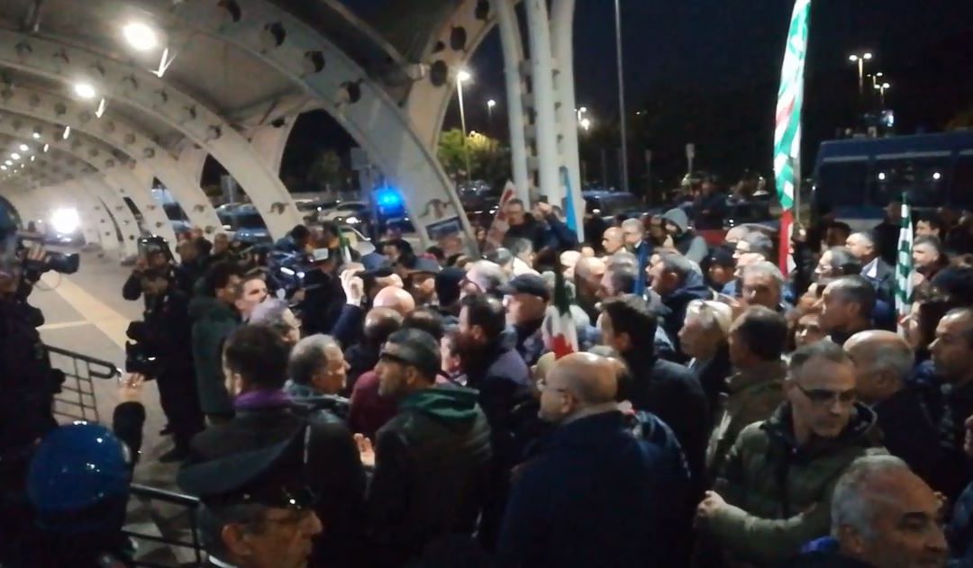 VIDEO – Protesta Lsu Lpu a Lamezia, presidio anche davanti l’aeroporto