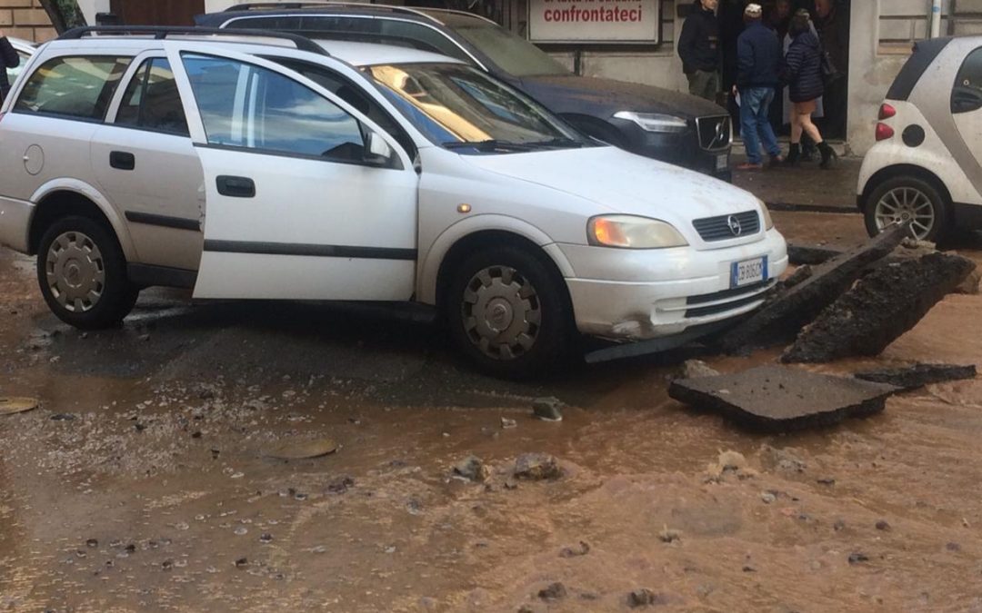 La voragine che si è aperta in strada a Cosenza