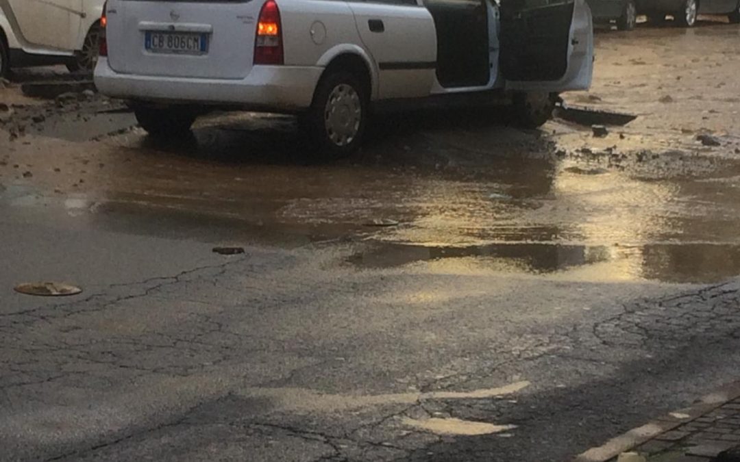 FOTO – Esplode la conduttura idrica in pieno centro a Cosenza, danni e tanta paura
