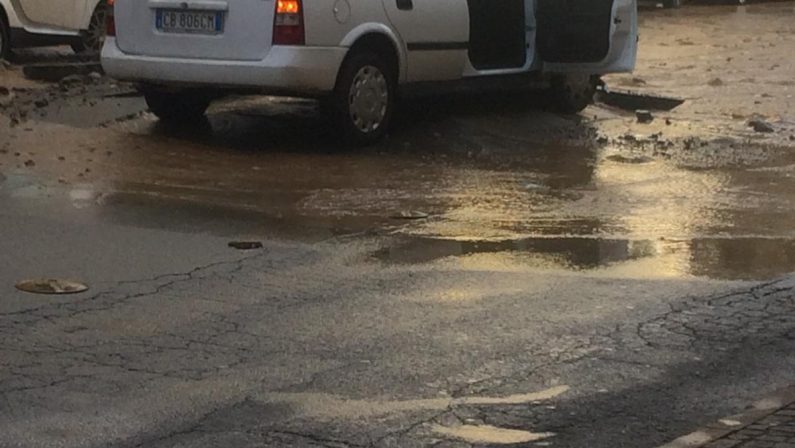 FOTO - Esplode la conduttura idrica in pieno centro a Cosenza, danni e tanta paura