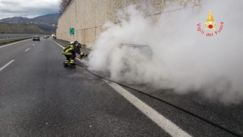 Veicolo in fiamme sull'A2 tra Cosenza e RoglianoAutostrada chiusa al traffico in direzione sud